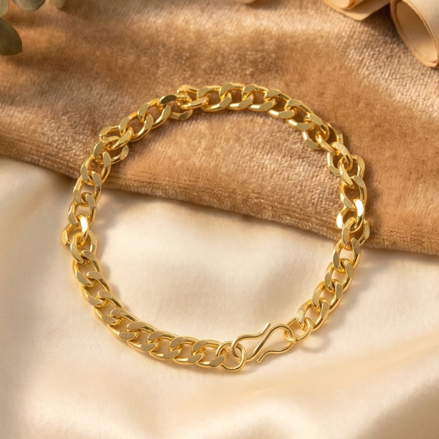 Classic Gold Finish Chain Link Bracelet For Men And Women (1 Pc)
